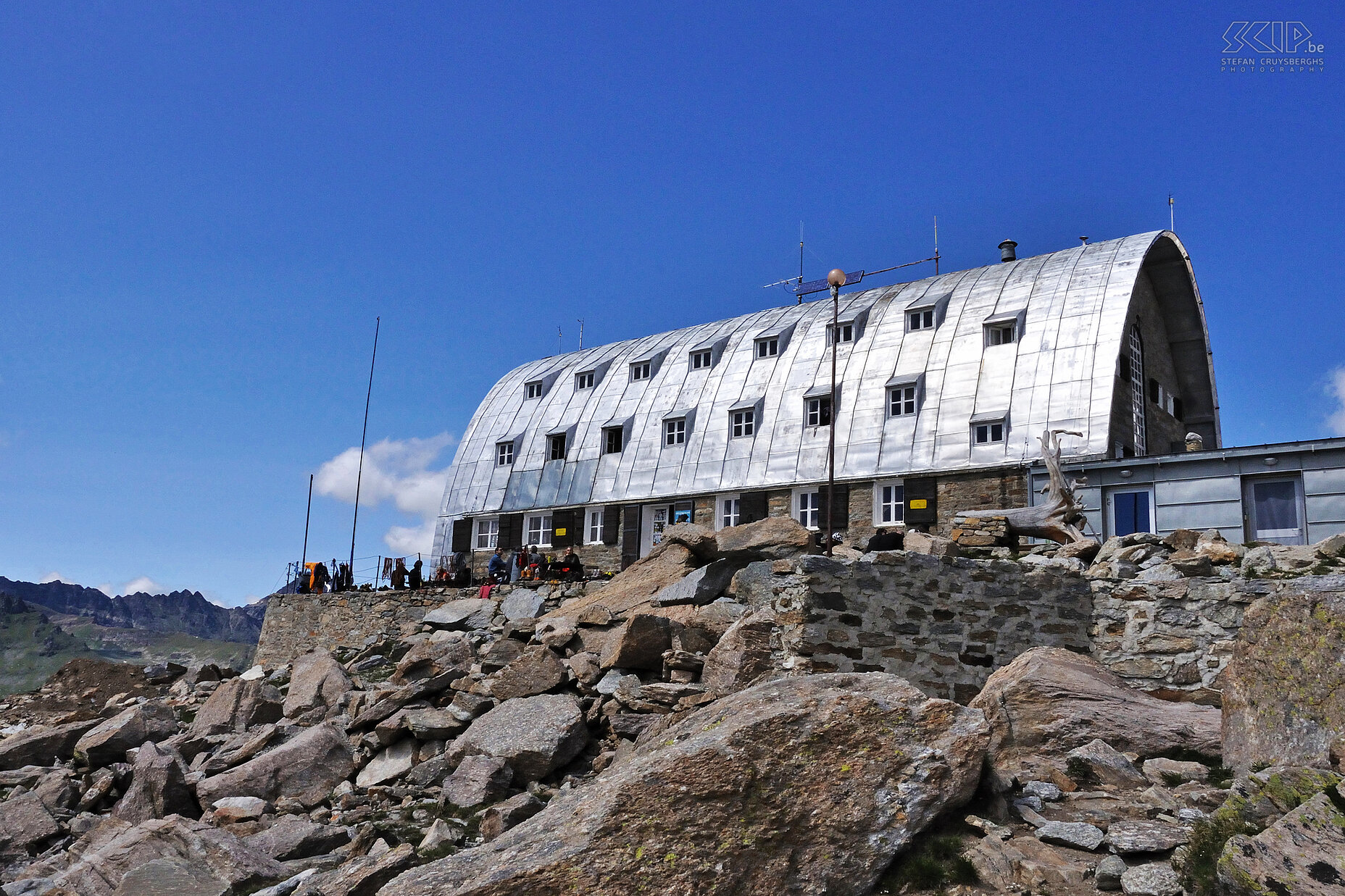 Rifugio Vittorio Emanuele II Rifugio Vittorio Emanuele II is de meest legendarische hut in het hele gebied van de Gran Paradiso. Het is er een komen en gaan van alpinisten die terugkomen van de top van de Gran Paradiso of zij die de volgende ochtend de beklimming zullen aanvatten. Stefan Cruysberghs